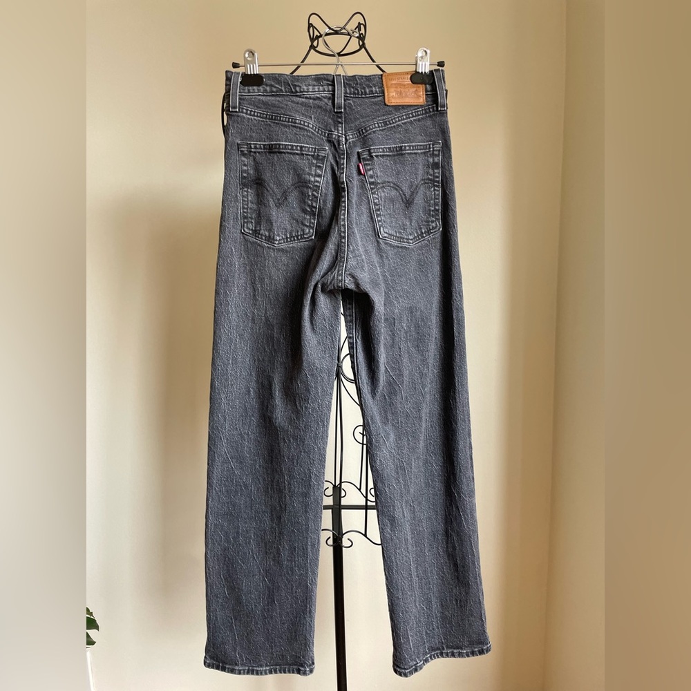 Levi’s rib cage straight ankle jeans in black - Picture 3 of 10
